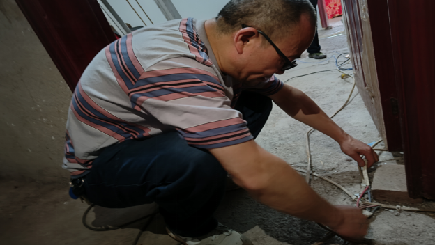 三下鄉“維修家電”實踐主題|畢節工業職業技術學院  “星與心源”暑假社會實踐團隊開展“上門為百姓服務”主題活動