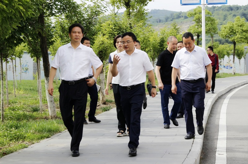 畢節市市委副書記、市長張集智一行到 畢節工業職業技術學院調研