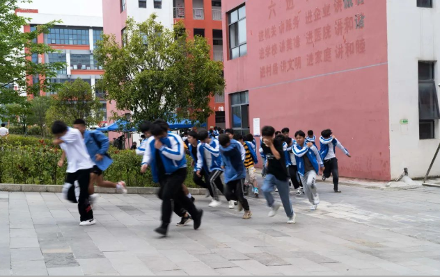 畢節工業職業技術學院舉行安全疏散演練、滅火演練及消防科普活動