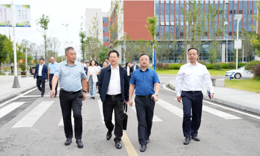 貴州中醫藥大學黨委副書記鄔衛東一行赴我院開展結對幫扶工作