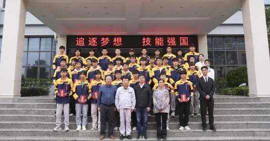畢節工業職業技術學院舉辦“勞模工匠進校園，匠心傳承育未來”系列活動